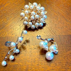 Set of three adjustable Elegant pearl rings.